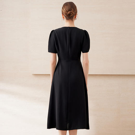 EITIE爱特爱气质V领百褶拼接收腰显瘦黑色连衣裙2025夏季新款B2507622 商品图4