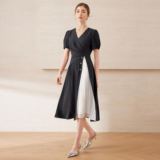 EITIE爱特爱气质V领百褶拼接收腰显瘦黑色连衣裙2025夏季新款B2507622 商品图1