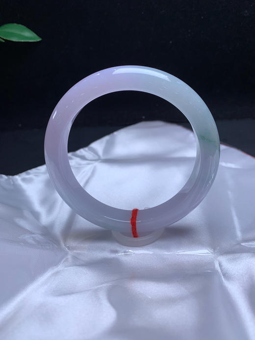 612474，61紫罗兰飘花手镯，底妆均匀细腻， 一截淡紫底色，局部飘了一些淡雅的花色，清新干净 商品图2