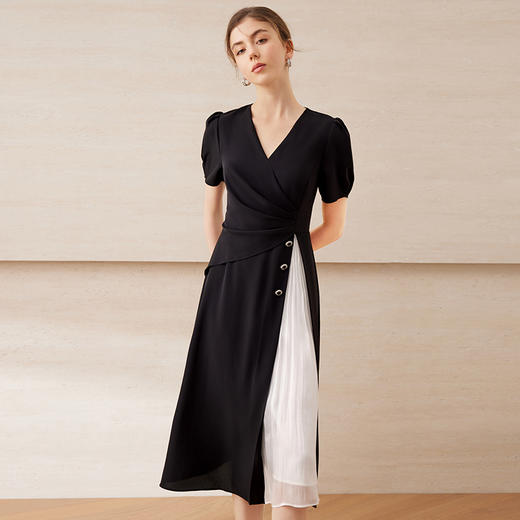 EITIE爱特爱气质V领百褶拼接收腰显瘦黑色连衣裙2025夏季新款B2507622 商品图3