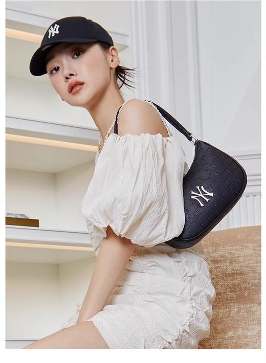 【品牌授权】扫码验证 韩国MLB 暗纹满标腋下包奶-油色 黑色 新款老花满印休闲时尚运动背包单肩学生书包 3ABQS022N 商品图3