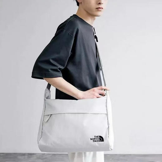 外贸正品日单 THE NORTH FACE 男女同款WL HOBO BAG L号超大容量单肩背包
尺码27x36x12.5cm
代购 300➕ 商品图3
