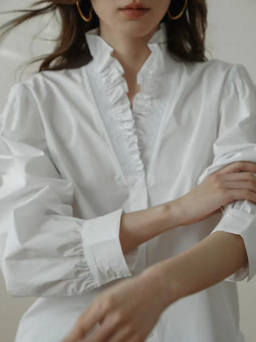 【3月19日 下午13:00 秒杀】纯原 San木耳花边打揽V领白衬衣 商品图8