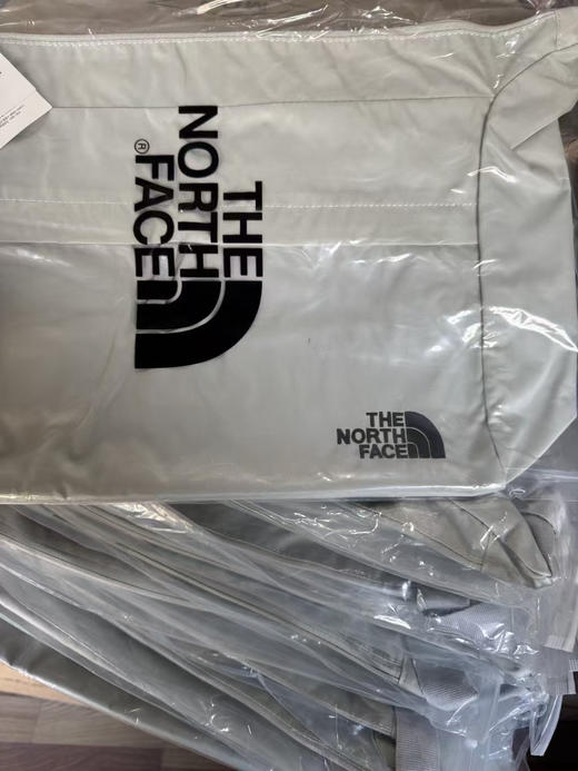 外贸正品日单 THE NORTH FACE 男女同款WL HOBO BAG L号超大容量单肩背包
尺码27x36x12.5cm
代购 300➕ 商品图14