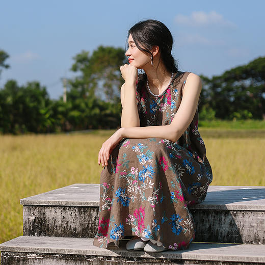 绽放旅行女装090朵/春夏亚麻团花印花圆领暗褶无袖背心文艺连衣裙 商品图1