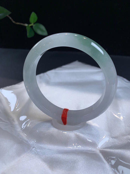 612477，57.5 冰油青半山水手镯，冰底半山水，带一截油青色 ，整条清新干净 商品图3