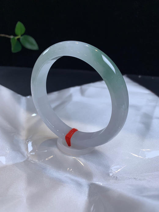 612477，57.5 冰油青半山水手镯，冰底半山水，带一截油青色 ，整条清新干净 商品图2