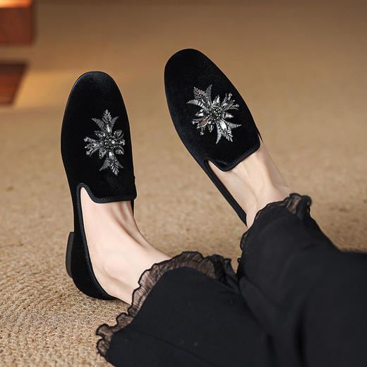 【预售5天】气质百搭金丝绒小皮鞋新款春秋复古水钻绣花豆豆平底单鞋MLJ&C109 商品图2