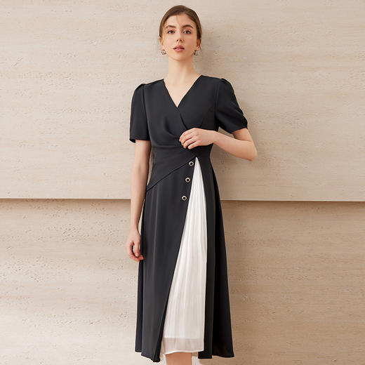 EITIE爱特爱气质V领百褶拼接收腰显瘦黑色连衣裙2025夏季新款B2507622 商品图2