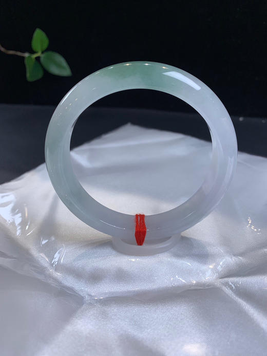 612477，57.5 冰油青半山水手镯，冰底半山水，带一截油青色 ，整条清新干净 商品图1