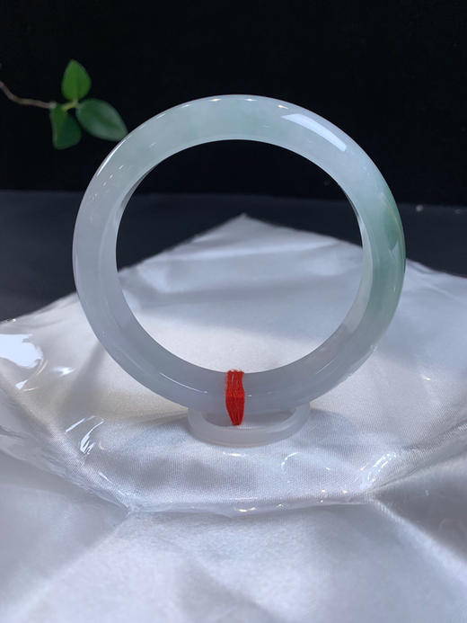 612477，57.5 冰油青半山水手镯，冰底半山水，带一截油青色 ，整条清新干净 商品图4