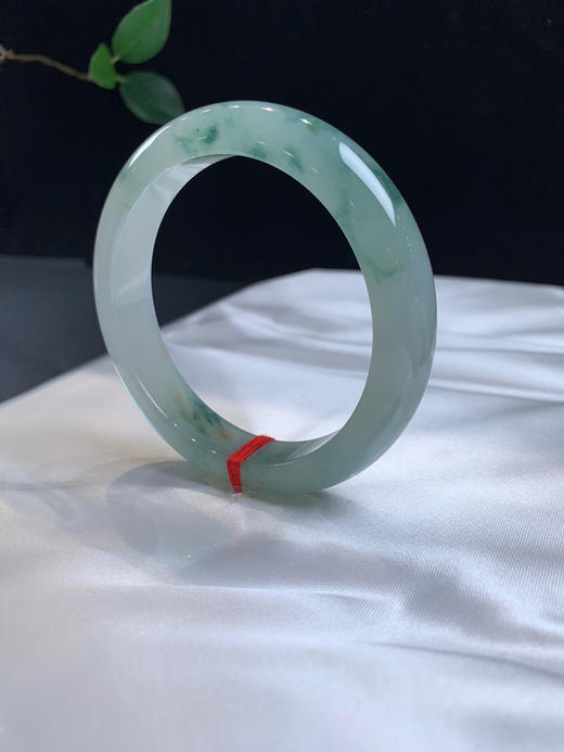 612479，57.5冰飘花手镯，整条底妆细腻干净， 胶胶润润，花色灵动，局部带一点特色撒金 商品图3