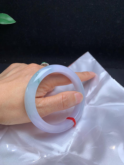 612474，61紫罗兰飘花手镯，底妆均匀细腻， 一截淡紫底色，局部飘了一些淡雅的花色，清新干净 商品图5