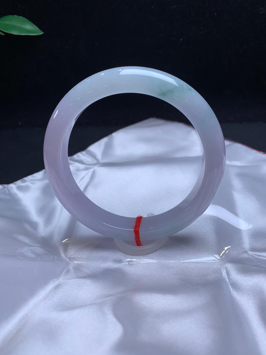 612474，61紫罗兰飘花手镯，底妆均匀细腻， 一截淡紫底色，局部飘了一些淡雅的花色，清新干净 商品图0