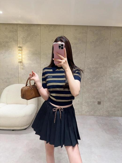 缪缪25Ss早春新款徽标logo条纹polo领针织上衣（DQJ） 商品图3