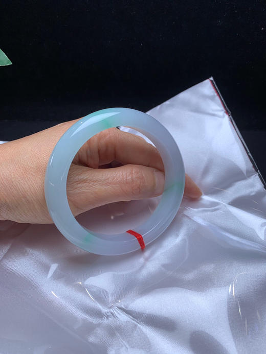 612473，60.8飘绿清新手镯，整体结构均匀细腻，几处飘清新绿，清新甜美 商品图5