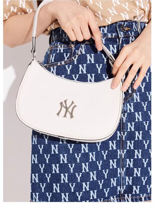 【品牌授权】扫码验证 韩国MLB 暗纹满标腋下包奶-油色 黑色 新款老花满印休闲时尚运动背包单肩学生书包 3ABQS022N 商品图5