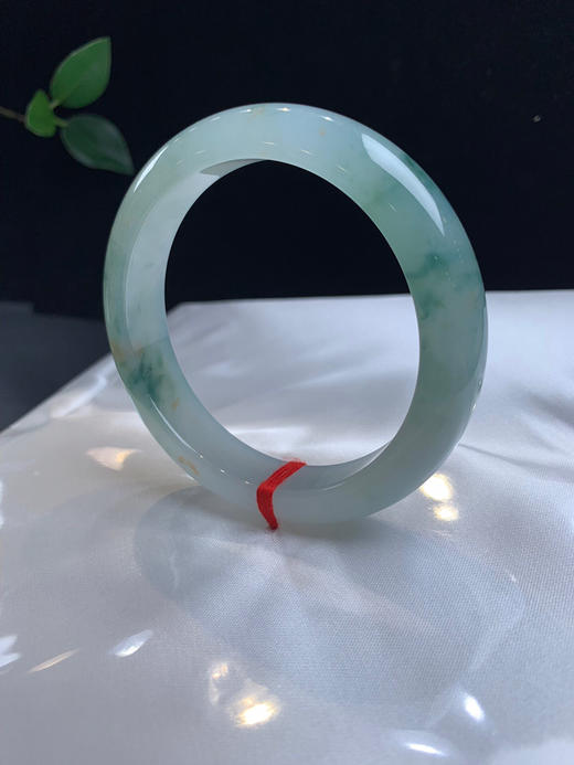 612479，57.5冰飘花手镯，整条底妆细腻干净， 胶胶润润，花色灵动，局部带一点特色撒金 商品图4