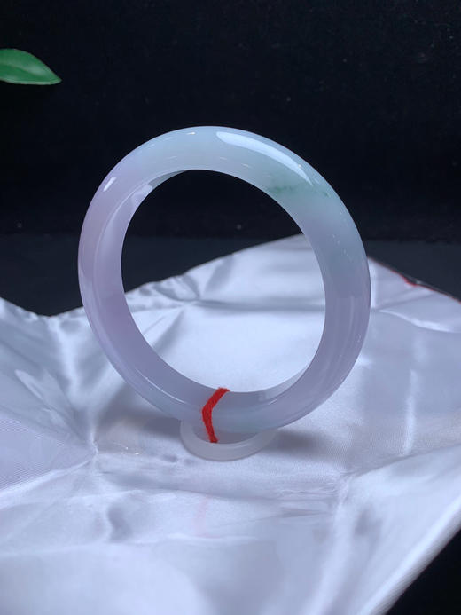 612474，61紫罗兰飘花手镯，底妆均匀细腻， 一截淡紫底色，局部飘了一些淡雅的花色，清新干净 商品图1