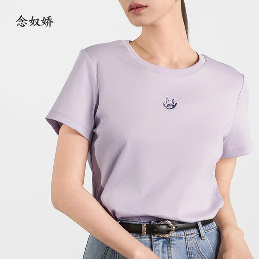 【商场同款】CNE5348 “微笑T恤” 淡雅的柔紫色  面料亲肤舒适圆领T恤 商品图1