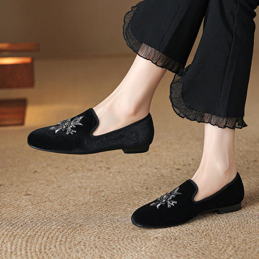 【预售5天】气质百搭金丝绒小皮鞋新款春秋复古水钻绣花豆豆平底单鞋MLJ&C109 商品图4
