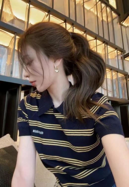 缪缪25Ss早春新款徽标logo条纹polo领针织上衣（DQJ） 商品图6