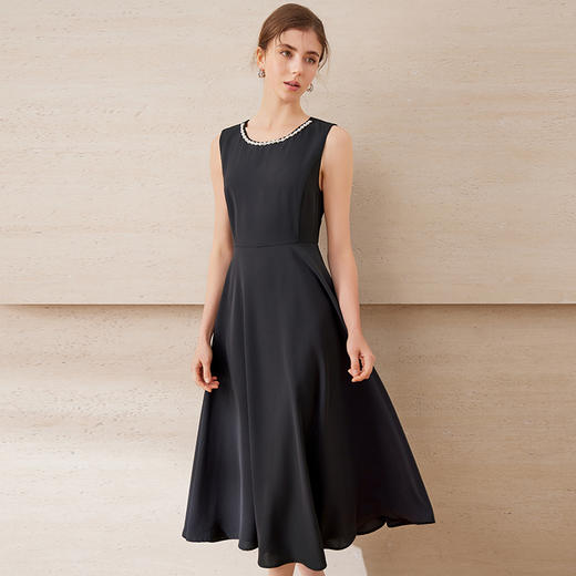 EITIE爱特爱轻礼服钉珠圆领无袖收腰大裙摆黑色连衣裙2025夏新款B2507618 商品图3