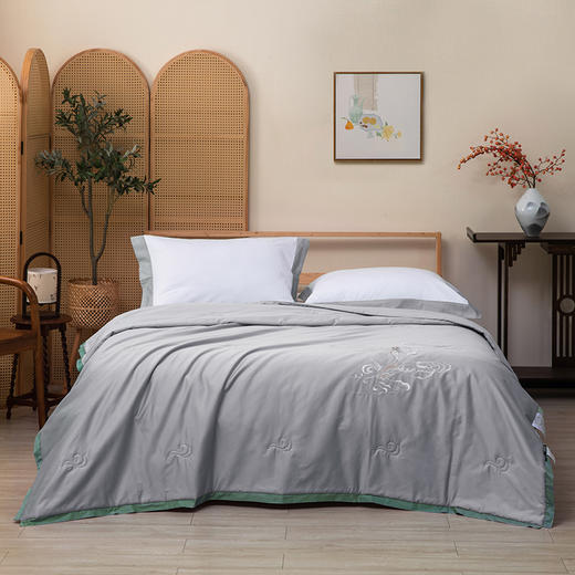 多喜爱 山海经 水悦文鳐大豆蛋白夏薄被芯/空调被 （绿/灰） 【60S贡缎】【精致绣花】【黄金大豆】文鳐 新疆长绒棉抗菌防螨抽芽工艺 商品图1