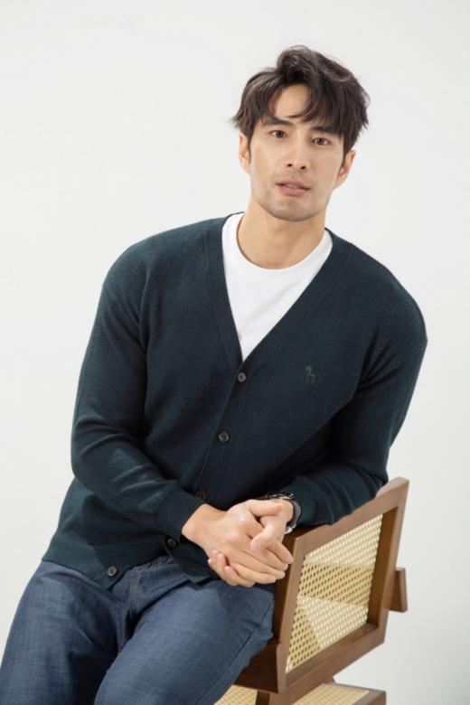 🥰【NECHEER柏奥玛百搭羊毛开衫H012款】✨春秋百搭羊毛开衫，NECHEER柏奥玛出品❤️ 桑蚕丝羊毛混纺材质🌟 手感蓬松柔软，上身亲肤保暖👍 V领的设计，🌿温润的纽扣 点缀衣身 商品图5