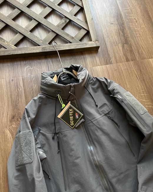 点此购买 始祖鸟春秋季男女款军鸟防风防水硬壳冲锋衣外套 xj 312388 商品图11