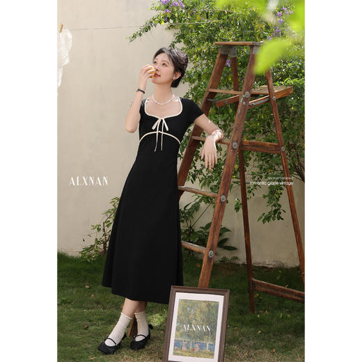 鹿向南「纸片人」复古优雅黑色方领系带中长款裙子2025夏连衣裙
 商品图0