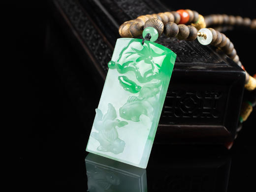 XY0143沉香+18K金南红绿松翡翠莲年有鱼挂件 商品图1