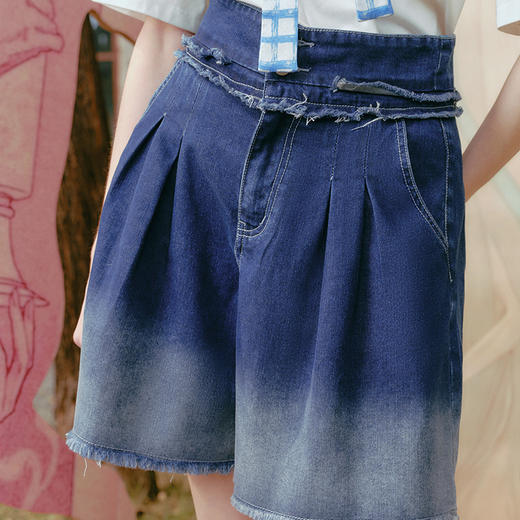两三事 蓝调倾情 2025春季新款时尚水洗渐变色做旧毛边牛仔短裤女 商品图3
