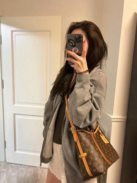 【驴家Carryall托特包】必须列入最爱包名单飞越背越香 随意感真的无敌，容量日常物品都装的下， 质感舒适 手感细腻，五金logo 肩带 特别是背出去逛街没有撞包那感觉是忒爽! 商品图4