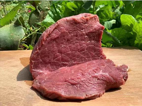 只吃草的小黄牛肉 带有淡淡的奶香味，山林放养，肉质紧实、细腻