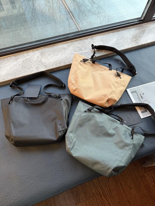 点此购买 始祖鸟男女款单肩斜挎手提信封邮差包 xj 312378 商品图1