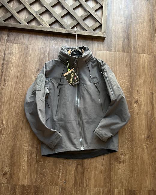 点此购买 始祖鸟春秋季男女款军鸟防风防水硬壳冲锋衣外套 xj 312388 商品图3