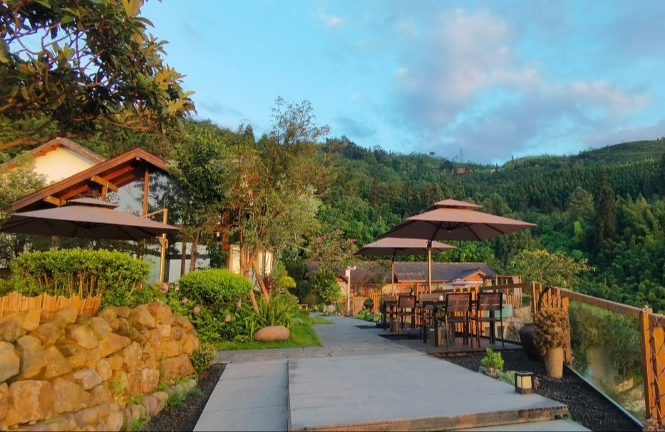 【峨眉山-445号院】8房茶山小院，可单房预定，庭院戏水池、无边山景、全屋地暖CZ