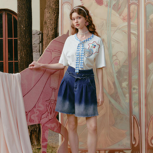 两三事 蓝调倾情 2025春季新款时尚水洗渐变色做旧毛边牛仔短裤女 商品图1