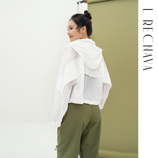 L RECNAVA 宽松轻薄连帽凉感短款外套 尼龙起皱面料 轻量级防水速干 立领帽子可收纳 袖口按扣可调节 商品图6