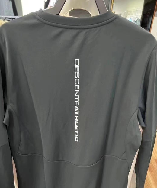 原单正品迪桑特 针织 运动圆领长袖
吊牌三标齐全
哑光黑 
尺码：M L XL XXL XXXL 商品图2