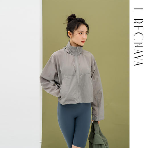 L RECNAVA 宽松轻薄连帽凉感短款外套 尼龙起皱面料 轻量级防水速干 立领帽子可收纳 袖口按扣可调节 商品图5