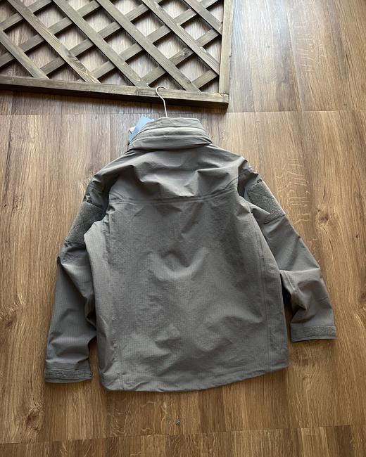 点此购买 始祖鸟春秋季男女款军鸟防风防水硬壳冲锋衣外套 xj 312388 商品图4