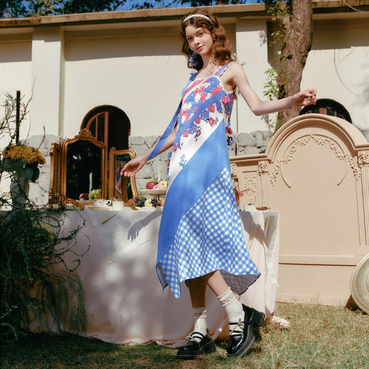 两三事漫漫花期2025春新款森女风镂空勾花拼布吊带裙不规则连衣裙 商品图1