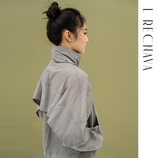 L RECNAVA 宽松轻薄连帽凉感短款外套 尼龙起皱面料 轻量级防水速干 立领帽子可收纳 袖口按扣可调节 商品图8