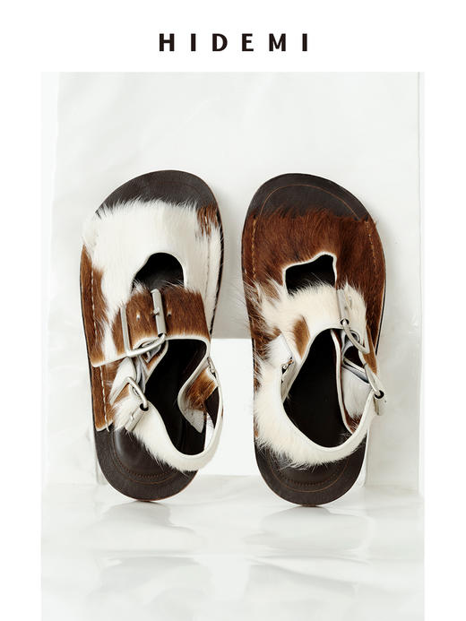 HIDEMI 进口牛毛动物纹系列金属扣大脚板中厚底设计感怪诞凉鞋 商品图1