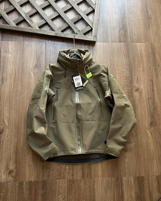 点此购买 始祖鸟春秋季男女款军鸟防风防水硬壳冲锋衣外套 xj 312388 商品图1