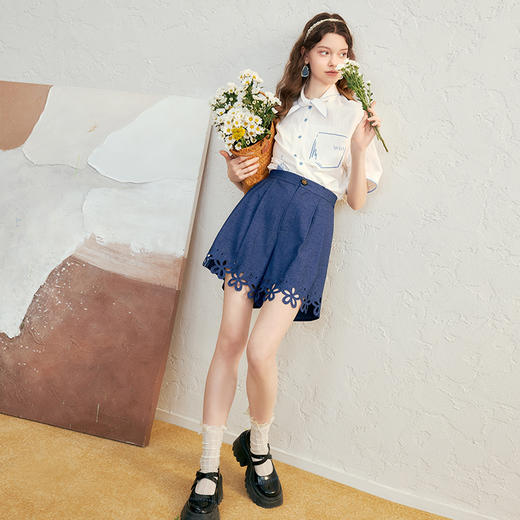 两三事 步入花途 2025春季新款甜美镂空花边下摆裙裤高腰短裤 商品图3