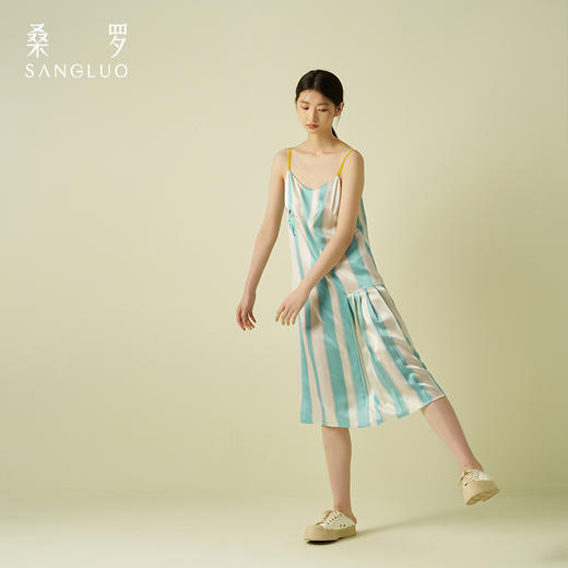 辣目洋子同款】桑罗真丝蓝白条纹热带吊带裙25年春夏新品宅家度假 商品图1