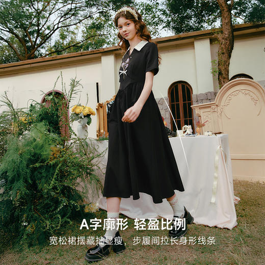 两三事 鸢蝶预言 2025春季新款复古绣花蕾丝边翻领a字连衣裙 商品图3